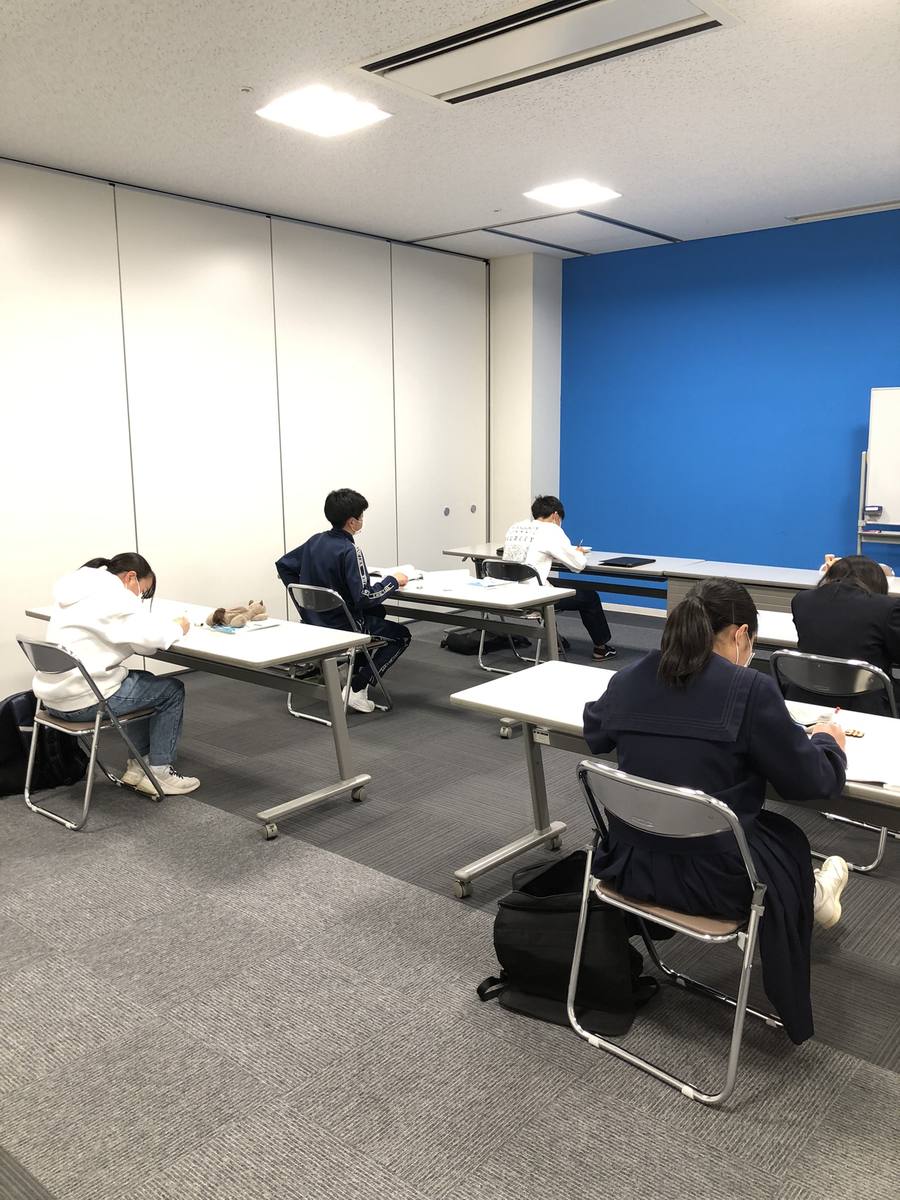 公共施設の会議室で学ぶ生徒たち