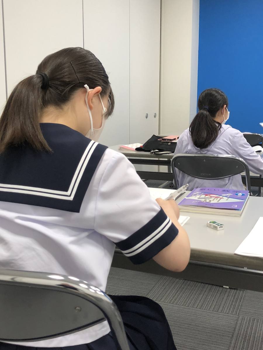 机に向かって学習する生徒