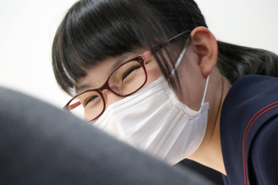 笑顔で学ぶ生徒